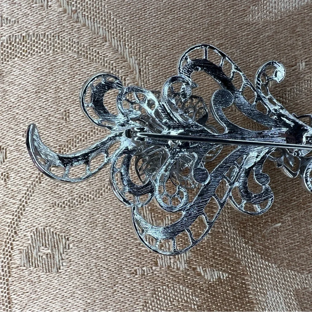VINTAGE AVON FLORAL SILVER BROOCH PIN RETRO RHINESTONE ACCENT